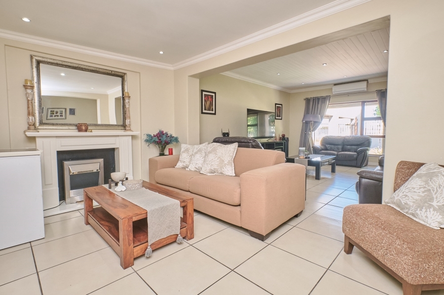 6 Bedroom Property for Sale in Oakglen Western Cape